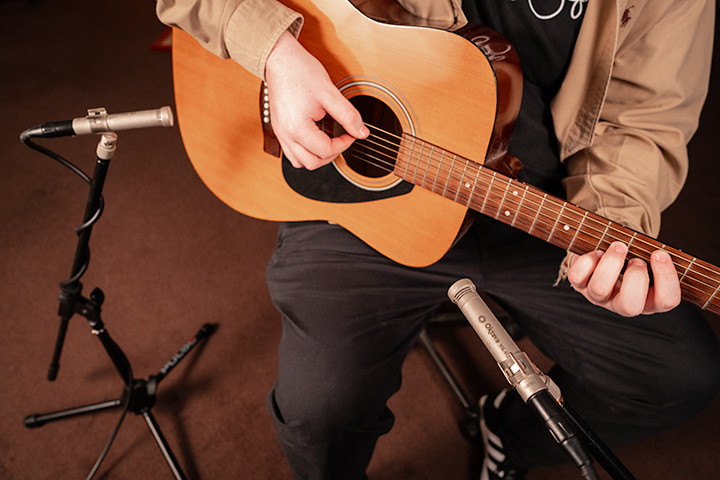 Acoustic guitar recording with a pair of Oktava condensers mircrophones