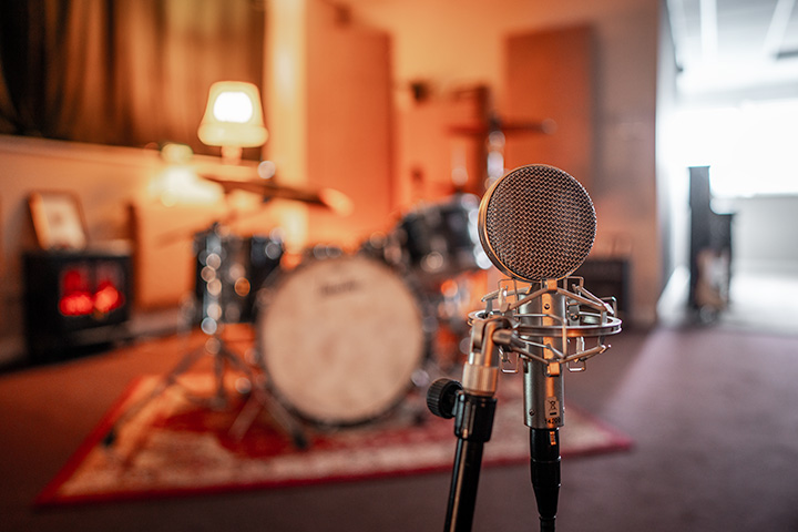 Ribbon microphone in front of 1960's Beverly drum kit